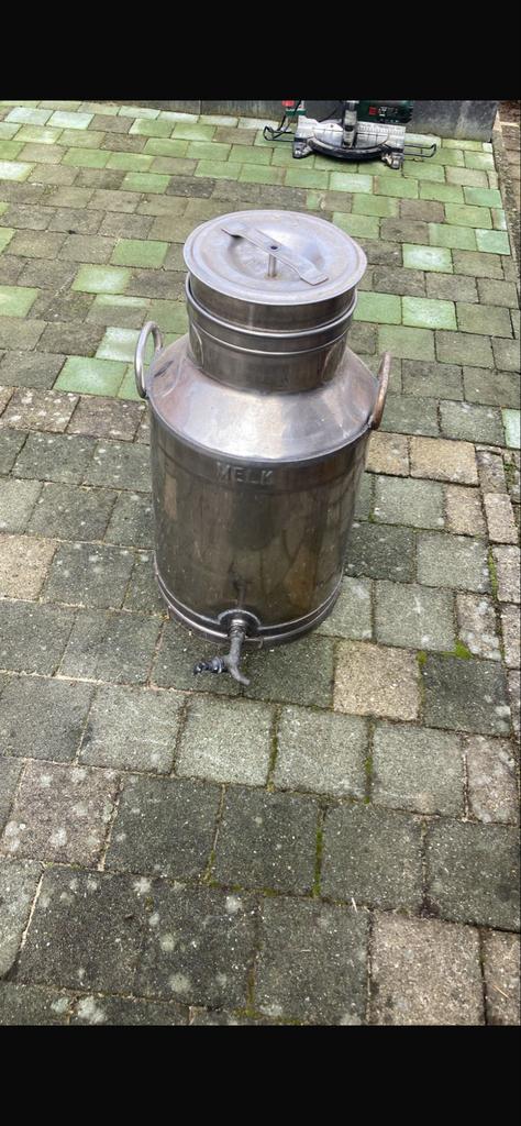 Oude melkbus met kraan, Ophalen