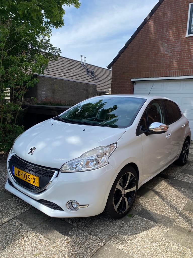Peugeot 208 1.0 VTI 60KW 5-D 2013 Wit, Auto's, Peugeot, Voorwielaandrijving, Euro 5, 1199 cc, Particulier