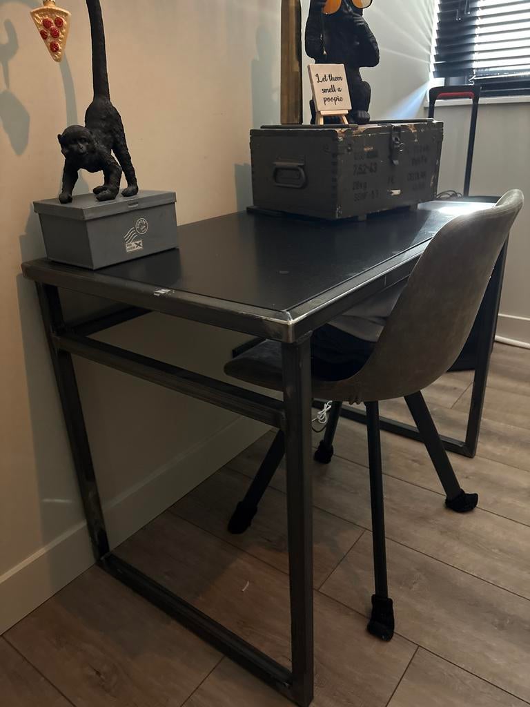 Stoer industrieel bureau - 98x60x75cm, Huis en Inrichting, Bureaus, Ophalen, Gebruikt