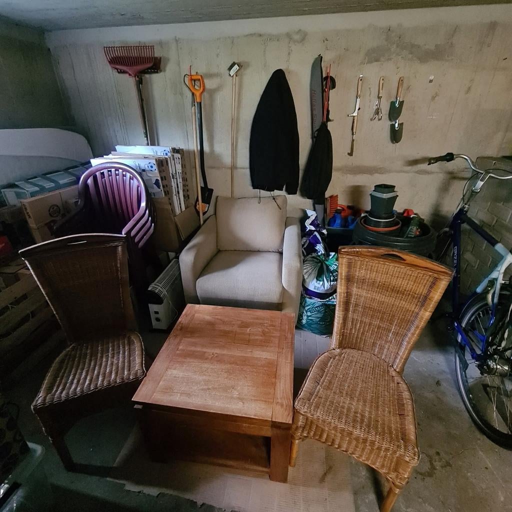 Loungestoel & Tafeltje. Vier Kunststofstoelen & Twee Rieten, Ophalen, Gebruikt, Wit, Stof