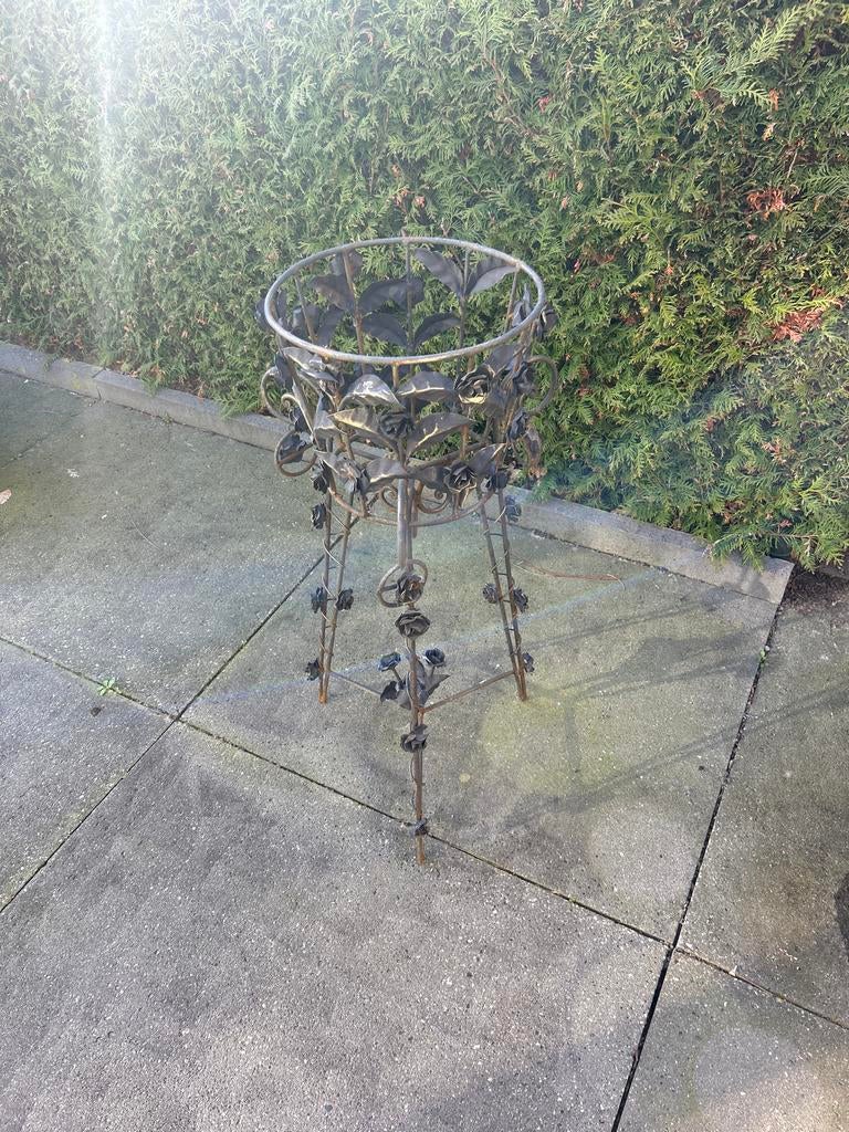 Hoge ijzeren bloempot met bloemmotief, Gebruikt, Rond, Binnen, Metaal