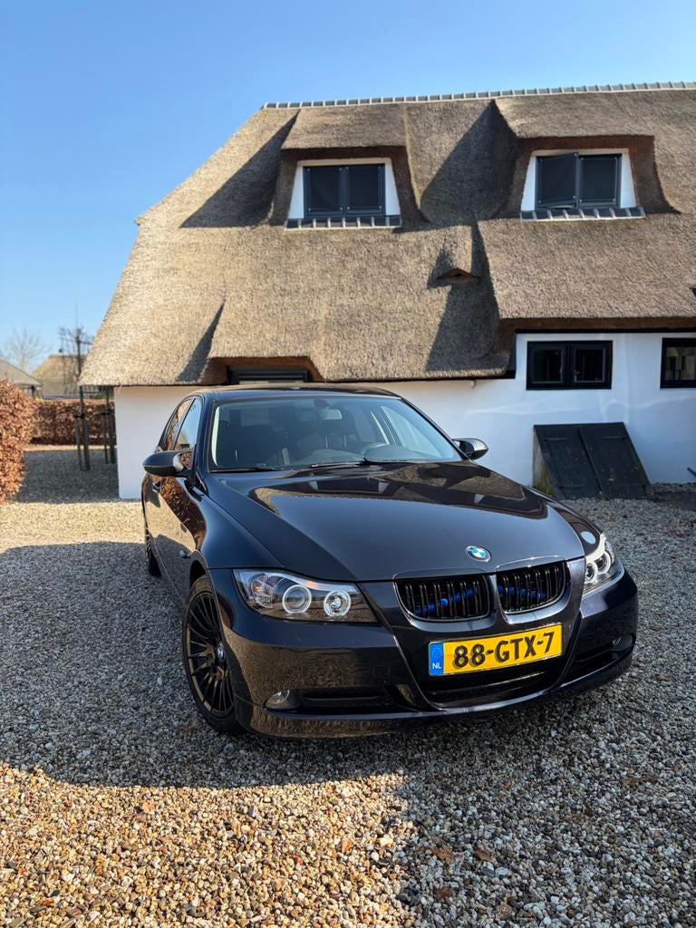 BMW 318i (E90) 2008 – Stage 1 (173pk) & Vol opties, Zwart, Zwart, Origineel Nederlands, 75 €/maand