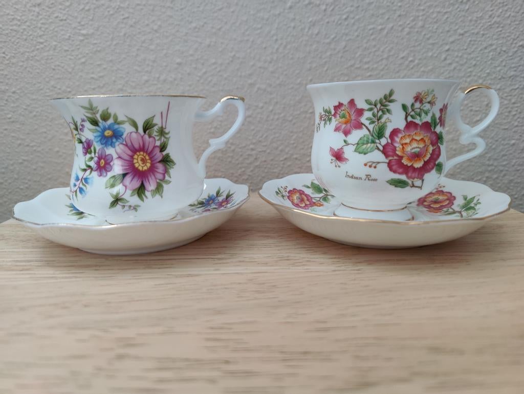 Twee Engelse kopjes van Royal Ascott, met bloemetjes, Huis en Inrichting, Keuken | Servies, Verzenden, Zo goed als nieuw, Overige stijlen