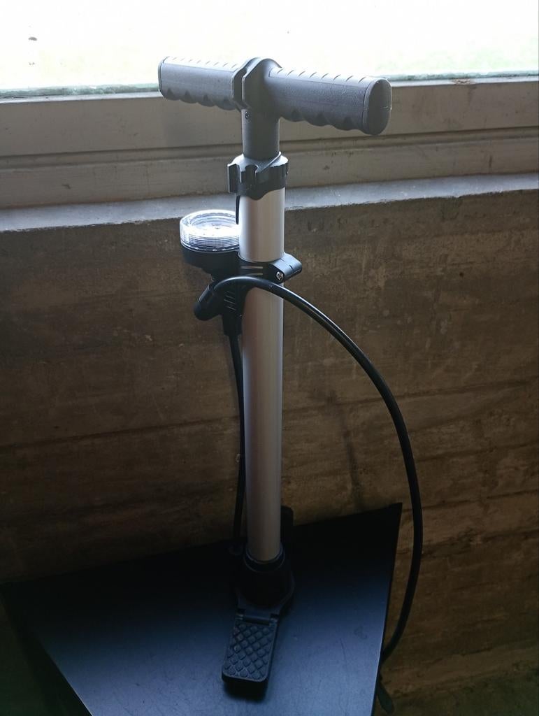 Nieuwe fietspomp met drukmeter, Ophalen of Verzenden, Drukmeter, Nieuw