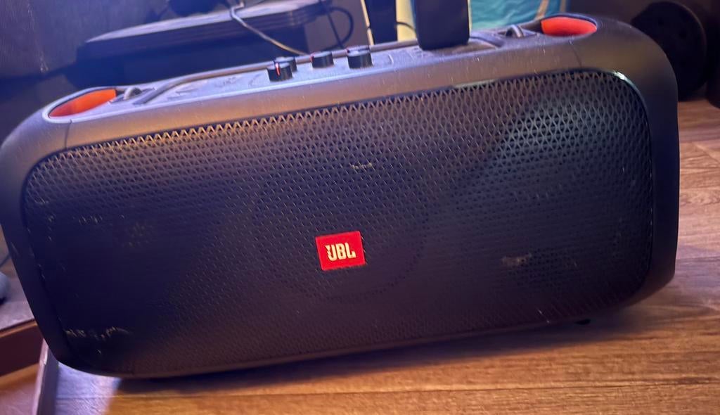 JBL partybox on the go + microfoon, Ophalen, JBL, Zo goed als nieuw, 120 watt of meer