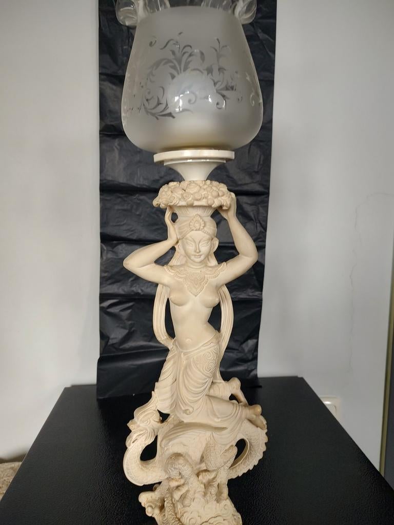 Unieke Tafellamp met Beeld van Vrouw en Draak, Huis en Inrichting, Lampen | Tafellampen, 50 tot 75 cm, Ophalen of Verzenden, Glas