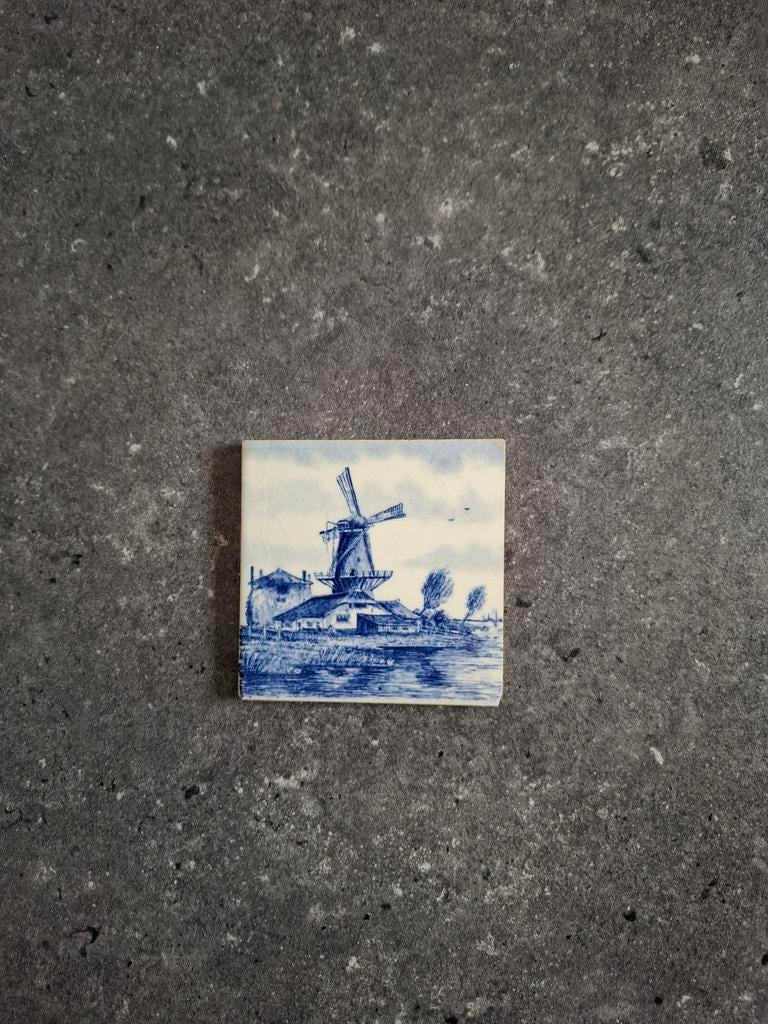 Delfts blauw tegeltje met molen aan het water., Antiek en Kunst, Ophalen of Verzenden