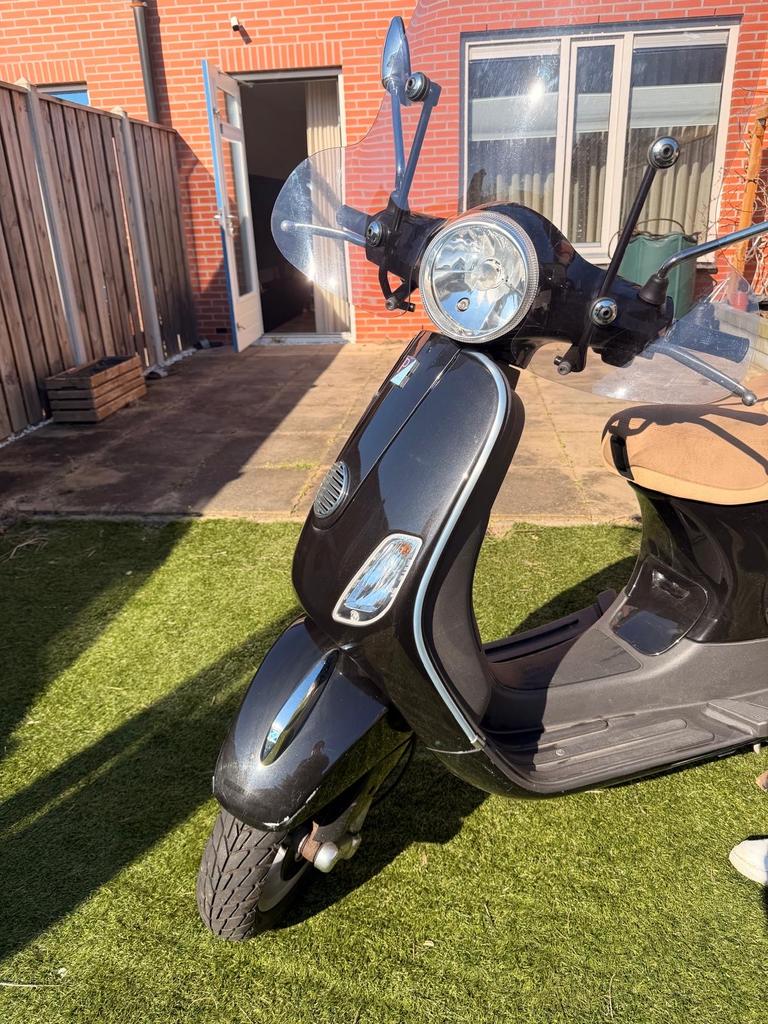 Vespa LX50 4-takt scooter - Zwart met bruin zadel, Fietsen en Brommers, Scooters | Vespa, Ophalen, Gebruikt, Maximaal 45 km/u
