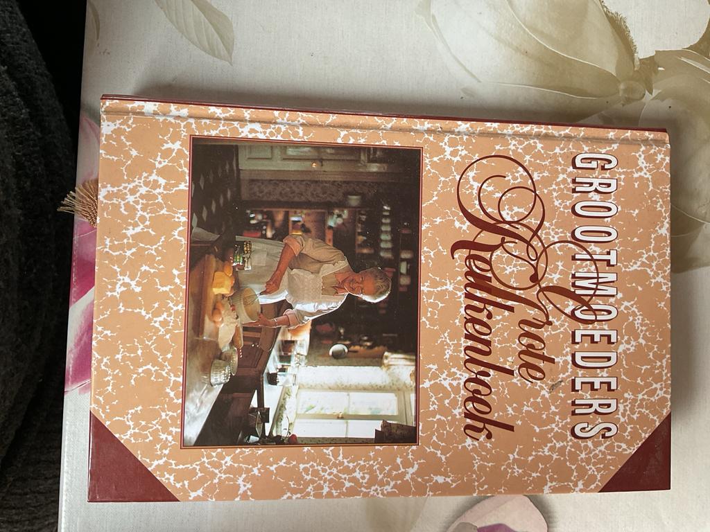 Grootmoeders Grote Keukenboek - Klassieke Recepten, Boeken, Ophalen of Verzenden, Gelezen, Europa, Voorgerechten en Soepen
