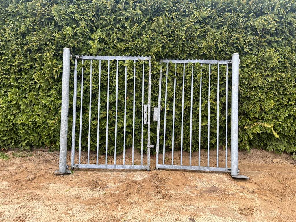 Draaipoort 2 delen goede conditie gegalvaniseerd, Ophalen, Zo goed als nieuw, 150 tot 200 cm, IJzer