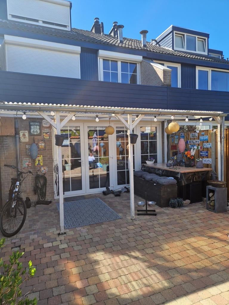 Zinken dakgoot met beugels en pijp., Ophalen