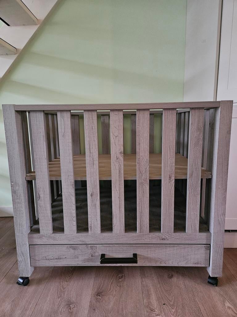 Grijze box met lade en wielen, Kinderen en Baby's, Boxen, Ophalen, Zo goed als nieuw, In hoogte verstelbaar