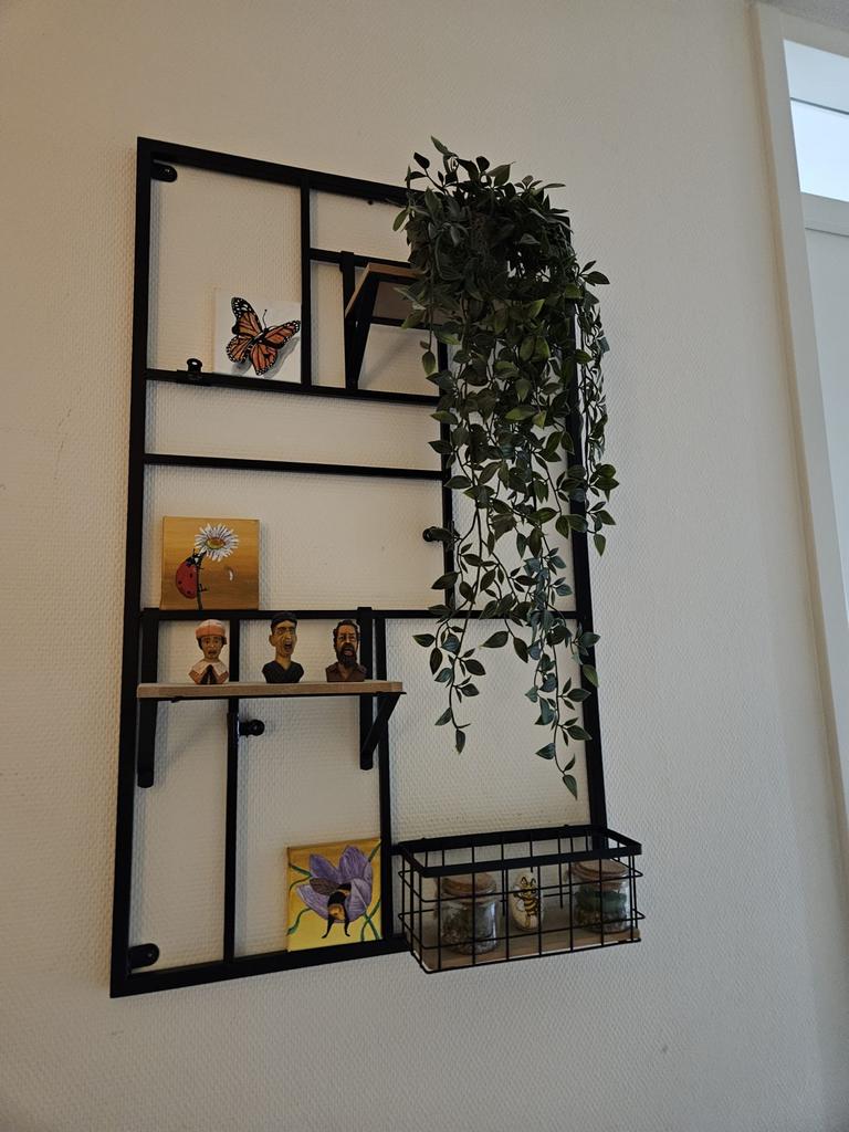 Zwart metalen wandrek met houten plankjes, Ophalen of Verzenden, Gebruikt