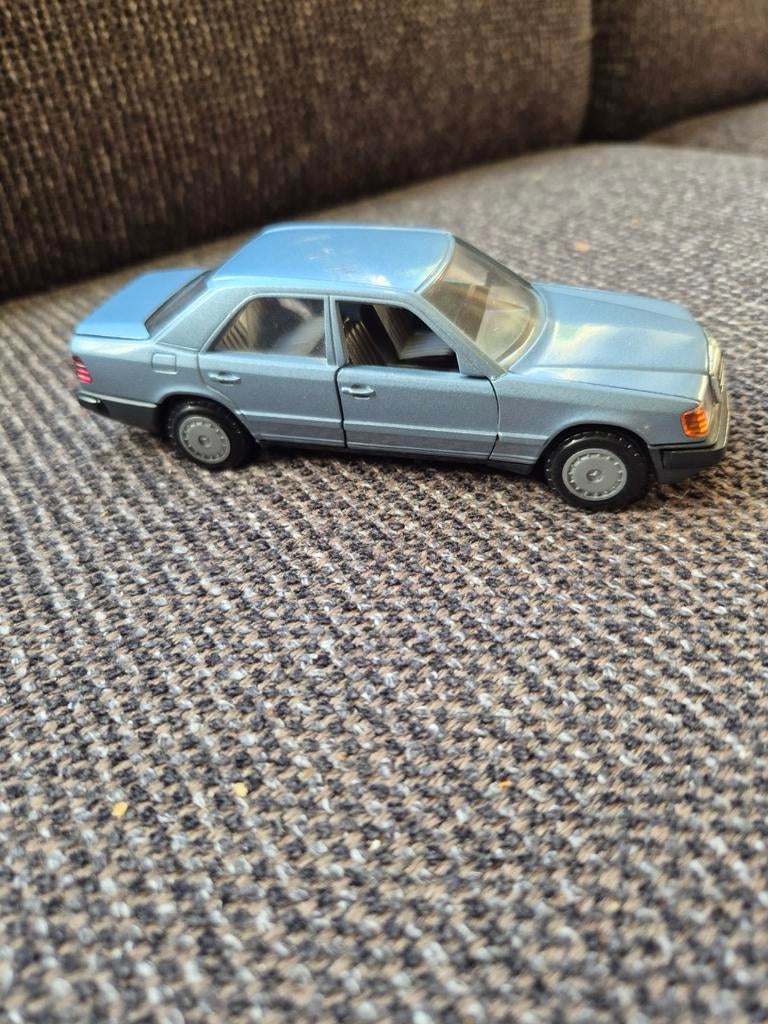 Model Mercedes Benz 300E grijs cursor modell, Hobby en Vrije tijd, Modelauto's | 1:43, Ophalen of Verzenden