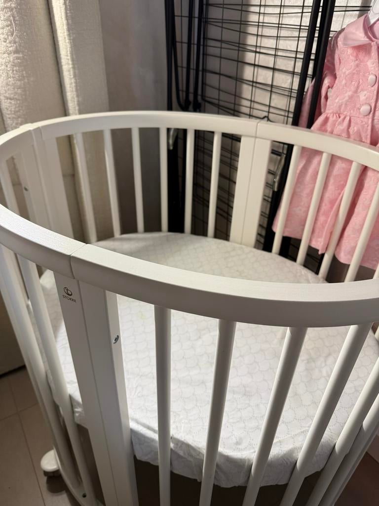 Stokke Sleepi Mini Wieg - Wit, Kinderen en Baby's, Babywiegjes en Ledikanten, Ophalen, Zo goed als nieuw, Wieg