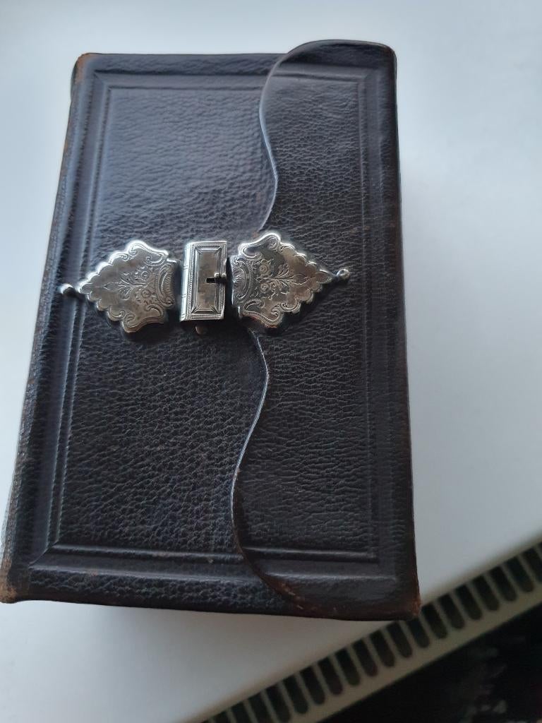 Bijbel met zilver slotje - 1884, Antiek en Kunst, Antiek | Boeken en Bijbels, Ophalen of Verzenden, Bijbel