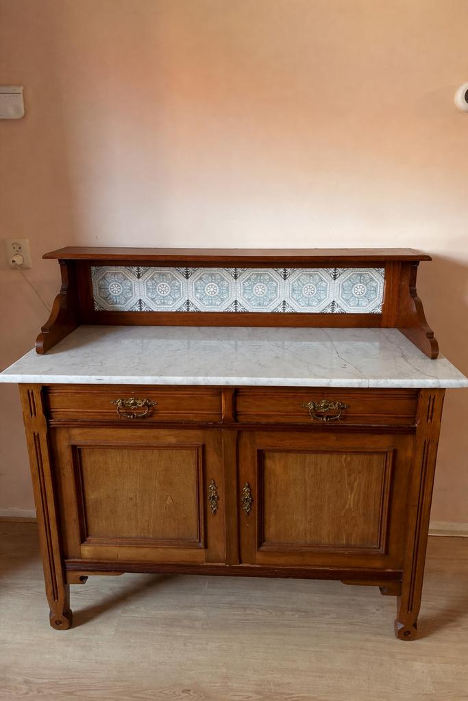 Antieke houten kast met marmeren blad en draaibare spiegel, Huis en Inrichting, Tafels | Kaptafels, Ophalen, Minder dan 100 cm