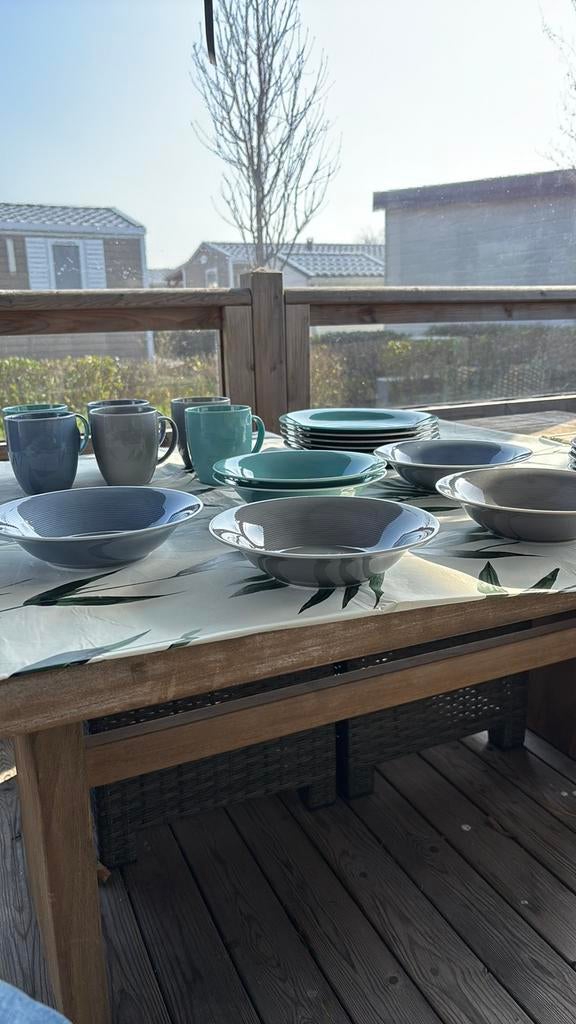 Gekleurd servies - borden en mokken, Antiek en Kunst, Antiek | Servies compleet, Ophalen of Verzenden