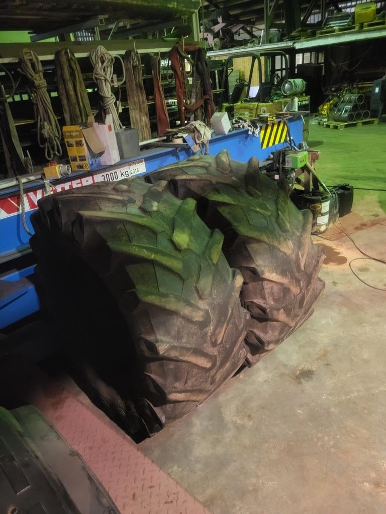 Trelleborg banden 540 65r26 en 650 65r38., Particulier, Te koop