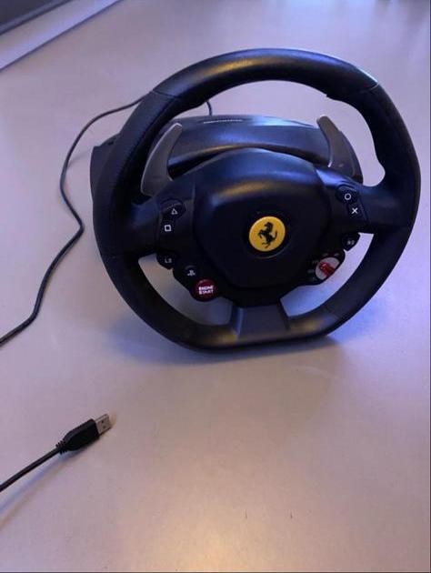 Thrustmaster Ferrari racestuur, Ophalen, Zo goed als nieuw, Stuur of Pedalen, PlayStation 4