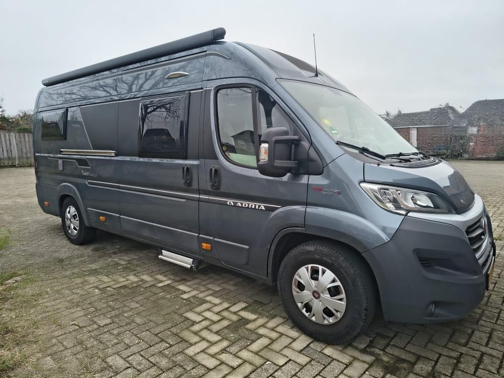 Adria Twin 640 SLX: Luxieus & Volledig Off-grid (Automaat), Caravans en Kamperen, Campers, Automaat, Chemisch toilet, Buscamper of Camperbus