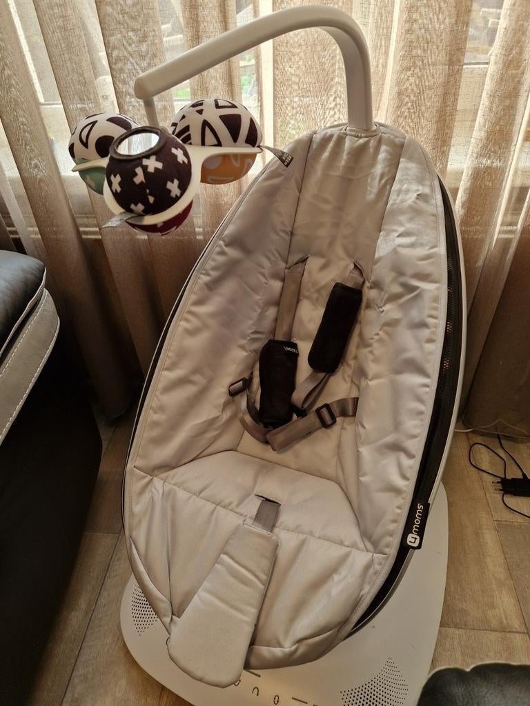 4 moms mamaroo 5, Gebruikt, Schommelstoel, Met gordel(s) of riempje(s), Ophalen