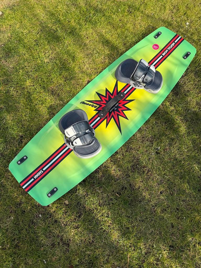 Shinn Monk kiteboard (2020) + Naish Apex pads & straps, Watersport en Boten, Kitesurfen, Ophalen, Twintip, Kiteboard, Zo goed als nieuw