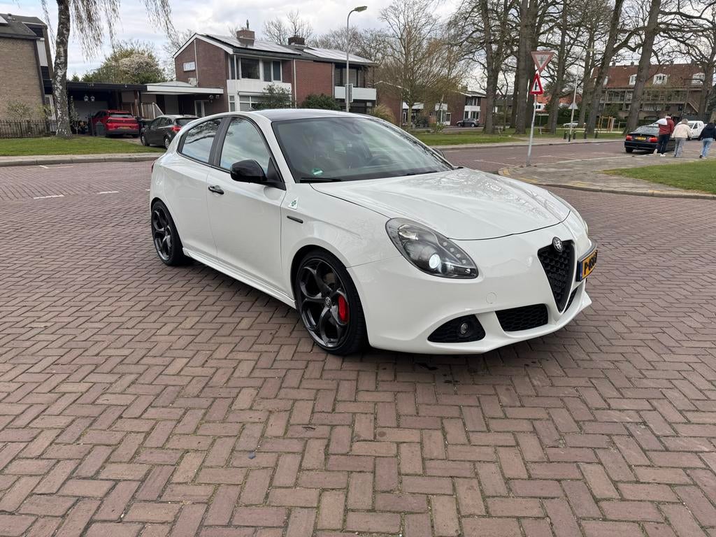 Alfa Romeo Alfa-romeo 2011 Wit 210pk, Voorwielaandrijving, Zwart, 4 cilinders, USB