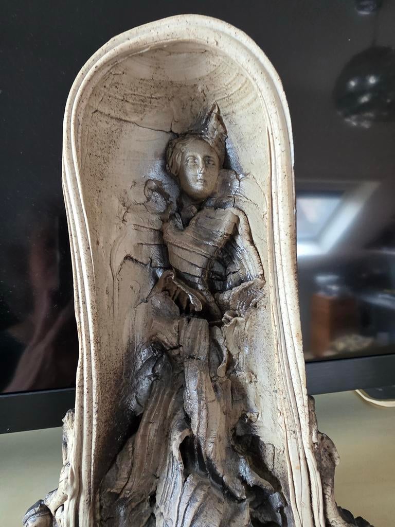 Beeldje van een madonna of zoiets gesigneerd, Verzamelen, Ophalen of Verzenden, Gebruikt, Religie