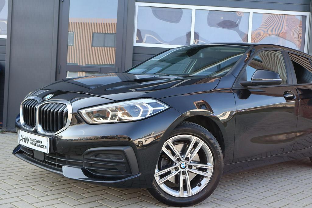 BMW 1-Serie 118i | ACC | LED | VIRTUAL | STOELVER.|, 136 pk, Leder en Stof, Zwart, Bedrijf