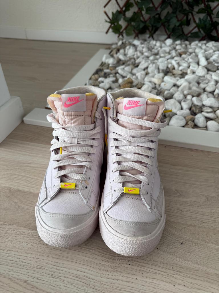 Nike sneakers Wit/Roze met gele details, Sport en Fitness, Snowboarden, Ophalen of Verzenden, Zo goed als nieuw, Schoenen