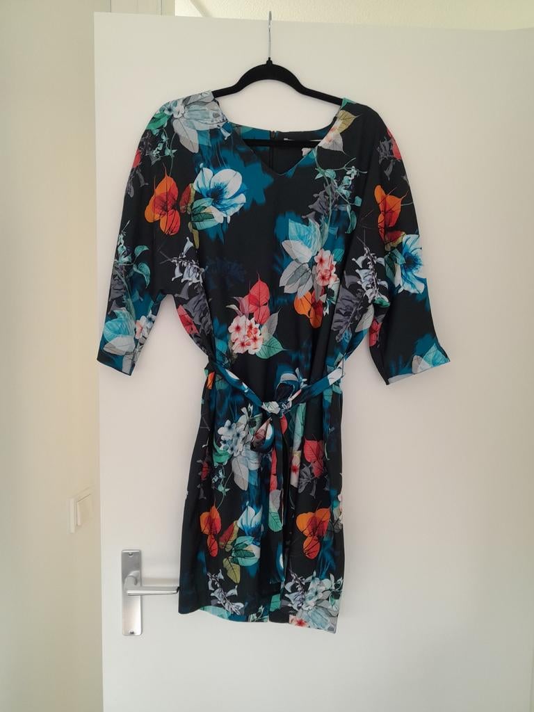Steps jurk. Zwart met bloemen. Maat 40., Maat 38/40 (M), Zwart, Ophalen of Verzenden, Zo goed als nieuw