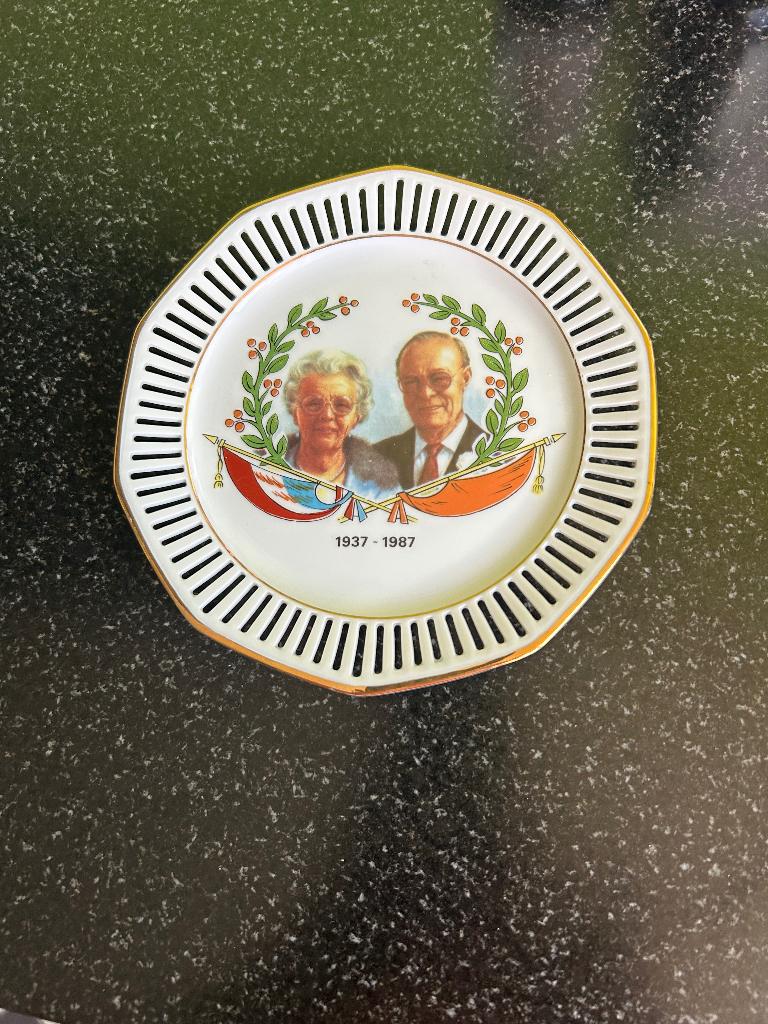 Koningshuis  bordje 1937 - 1987 Beatrix  en Bernard zgan, Ophalen of Verzenden, Zo goed als nieuw, Servies