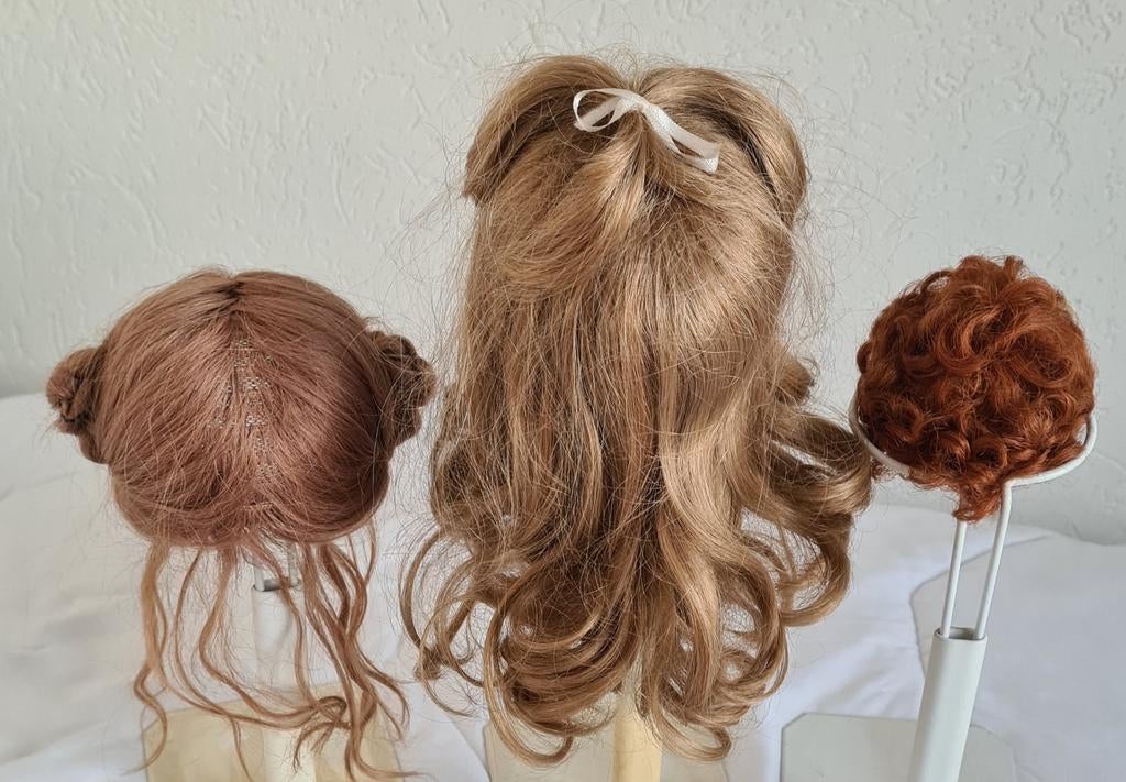 3 prachtige POPPEN PRUIKEN echt haar, Ophalen of Verzenden, Zo goed als nieuw, Accessoires