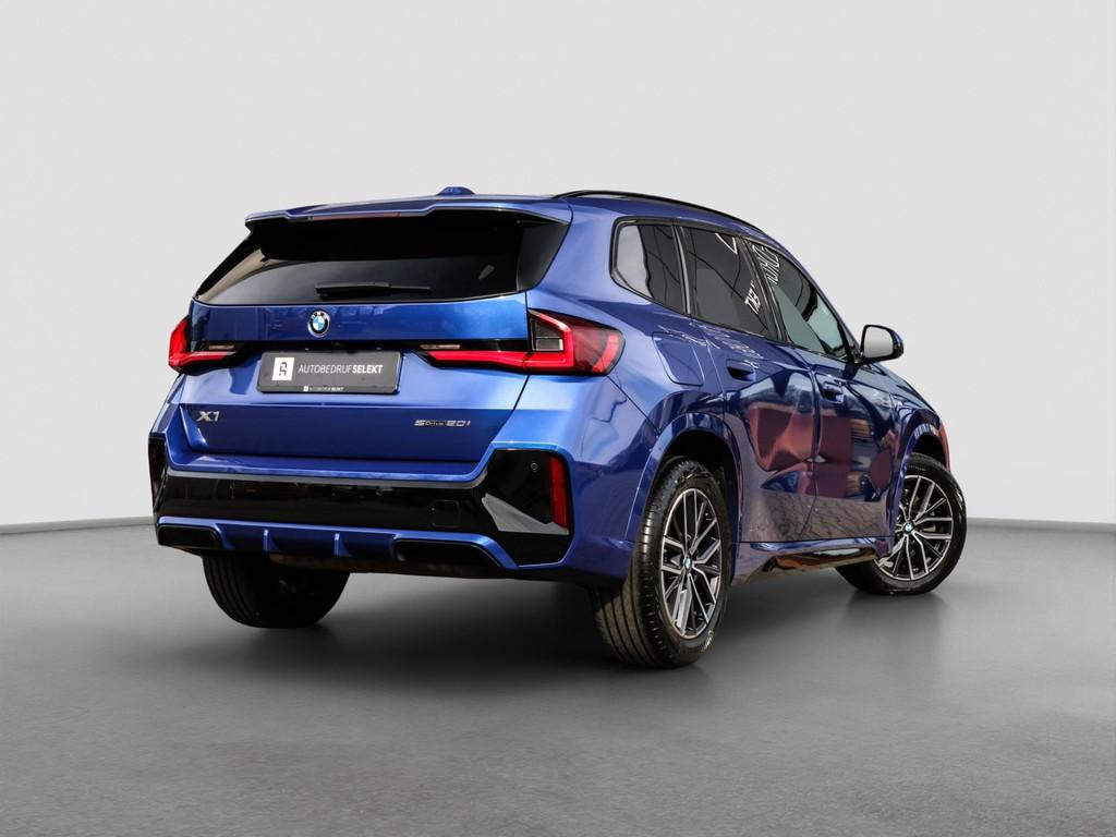 BMW X1 SDrive20i M-Sport | 360 | Head Up | Sfeer | Carplay |, 1525 kg, 156 pk, Met garantie (alle), Blauw