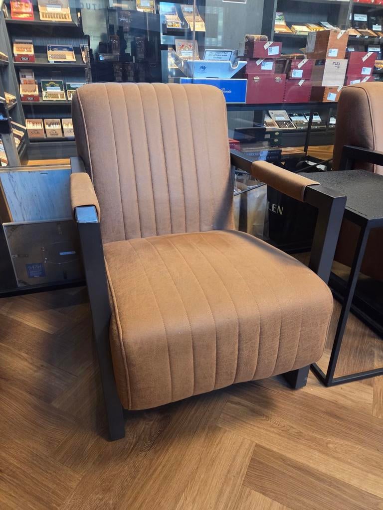 Twee bruine stoelen, Ophalen