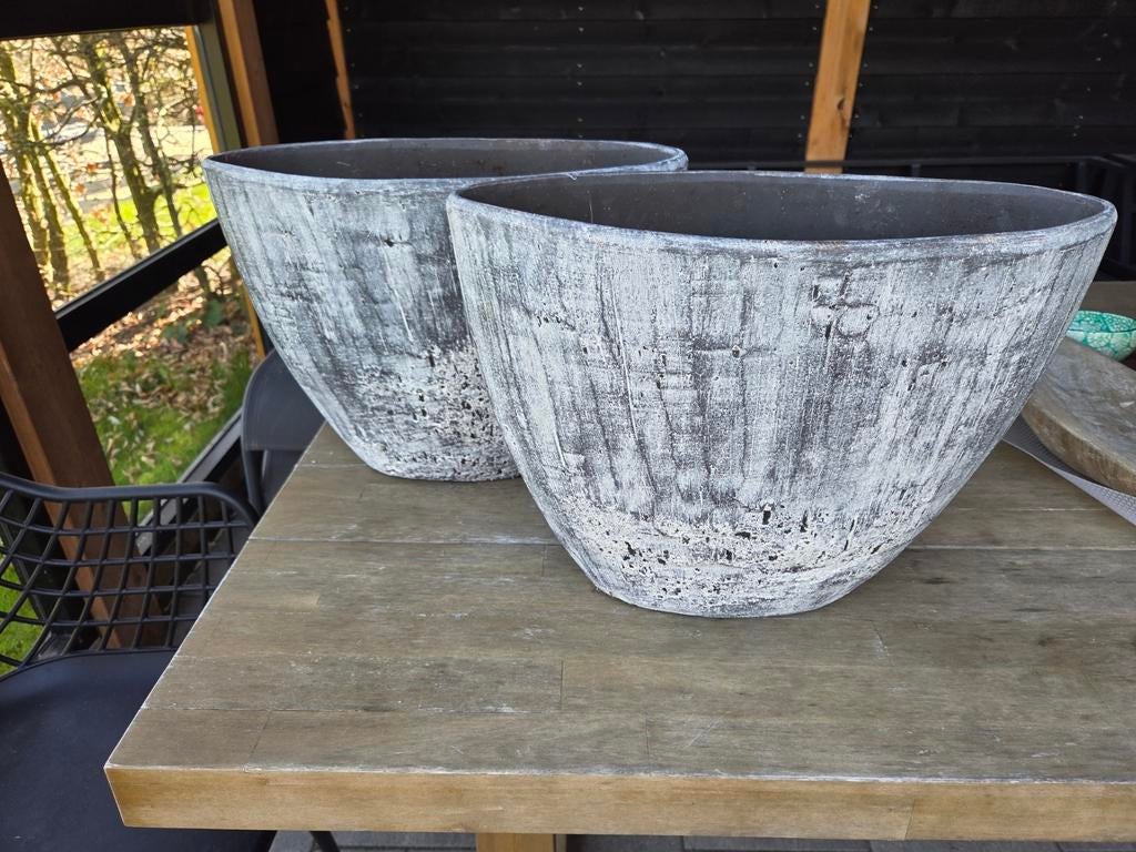 Twee Intratuin potten, Steen, Minder dan 30 cm, Rond, Ophalen of Verzenden
