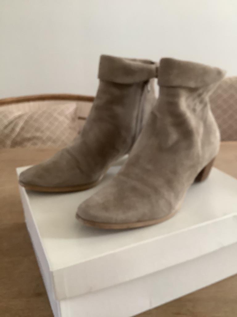 Enkellaarsjes Bitter maat 40, Kleding | Dames, Schoenen, Ophalen of Verzenden, Zo goed als nieuw, Beige