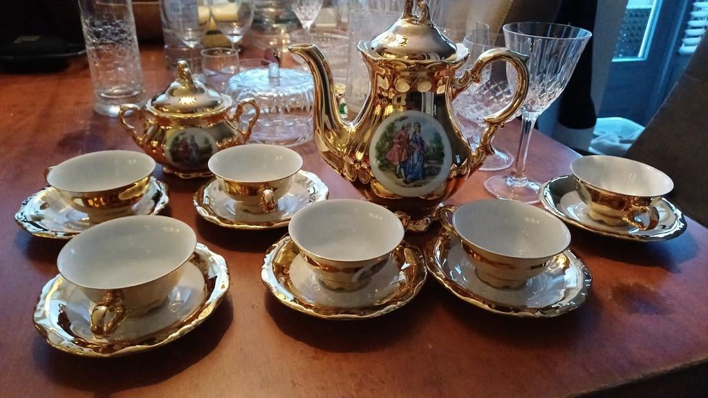 Antiek Porseleinen Theeservies met Gouden Afwerking, Antiek en Kunst, Antiek | Servies compleet, Ophalen of Verzenden