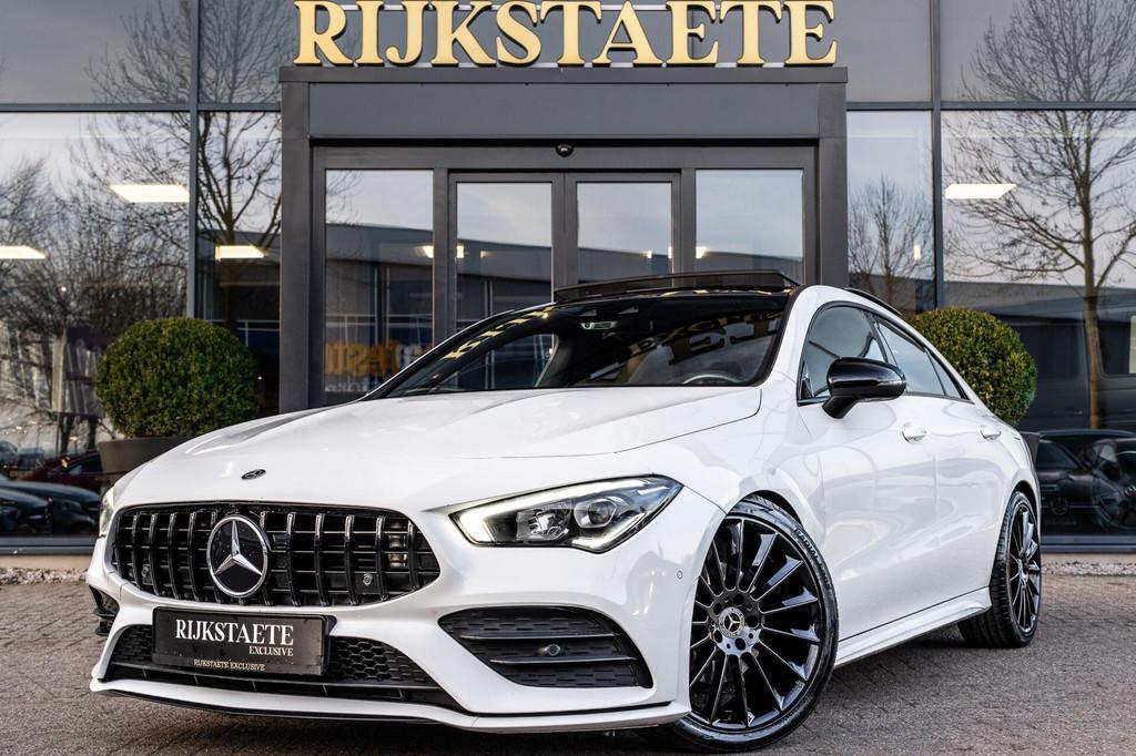 Mercedes CLA-klasse 180 AMG|PANO|SFEERVERL.|CAMERA|19'', Auto's, Gebruikt, 4 cilinders, Wit, Bedrijf