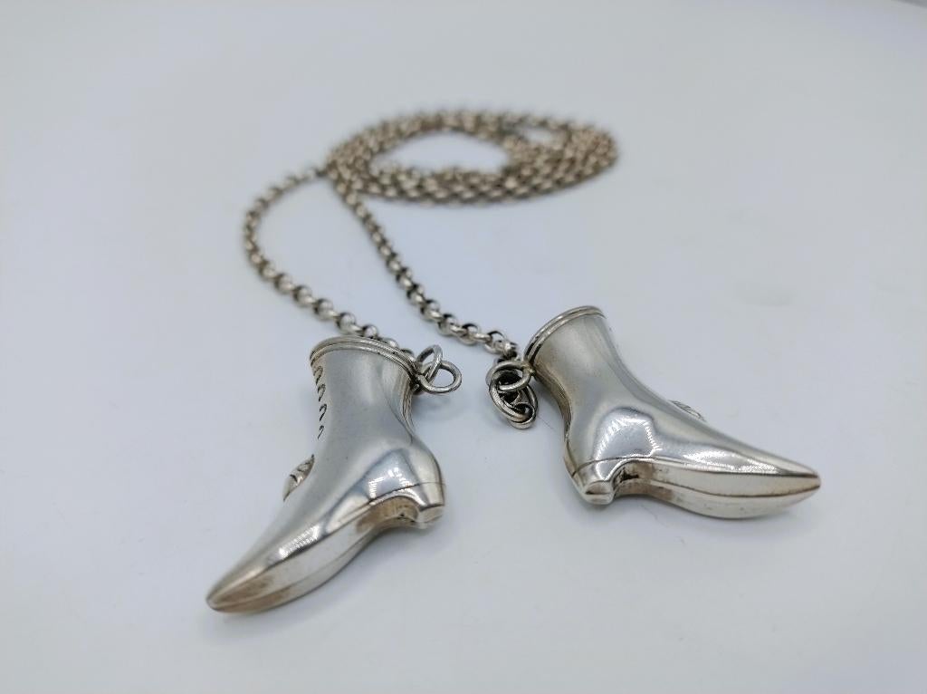 Zilveren jasseronketting met breipendoppen (laarzen), 79 cm., Met hanger, Gebruikt, Info@zilverwebsite.nl, Verzenden