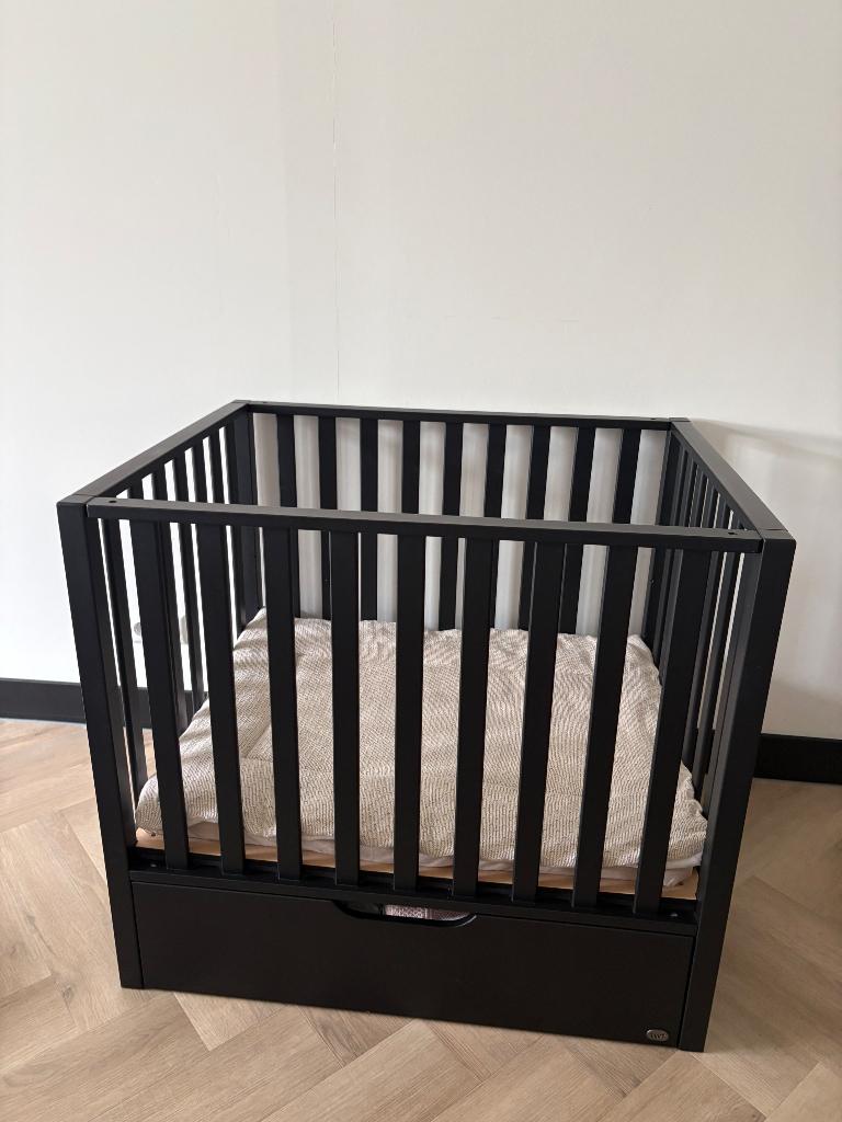 Nette Box inclusief boxkleed, matras en mobiel., Kinderen en Baby's, Boxen, Ophalen, Zo goed als nieuw, Vierkant, In hoogte verstelbaar