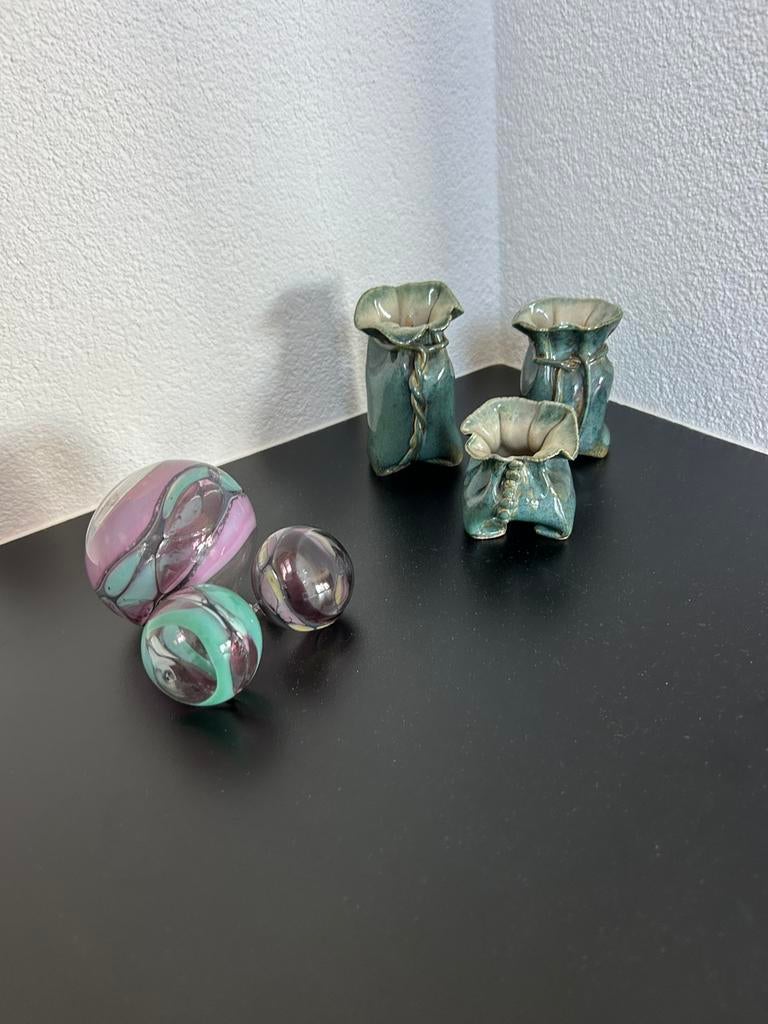 3 KERAMIEKE ITEMS + 3 GLAZEN BOLLEN (HANDGEMAAKT), Antiek en Kunst, Antiek | Keramiek en Aardewerk, Ophalen