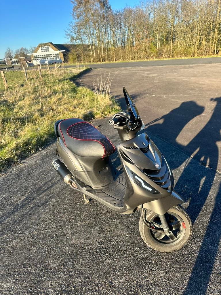 Piaggio zip 4T Brom, Fietsen en Brommers, Scooters | Piaggio, Ophalen, Maximaal 45 km/u, Zip, Zo goed als nieuw