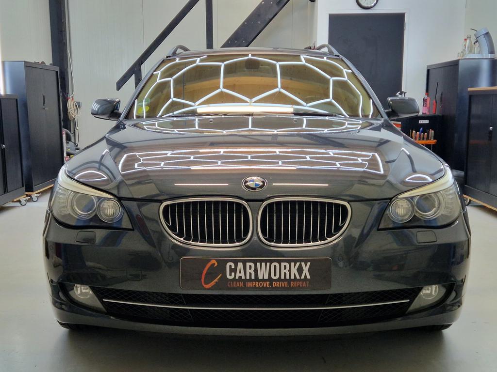 BMW 5 Serie 3.0 XI 530 Touring AUT 2008 Grijs, Auto's, Automaat, Metallic lak, Beige, 2000 kg