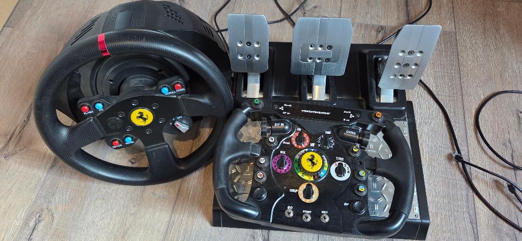 Thrustmaster T300 RS 2x Ferrari wheel, T-LCM Loadcell Pedals, Ophalen of Verzenden, Gebruikt, Stuur of Pedalen, PlayStation 4
