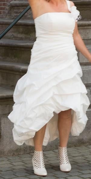 Trouwjurk + onderkleding en tasje BIEDEN, Trouwjurk, Wit, Ophalen of Verzenden, Gedragen