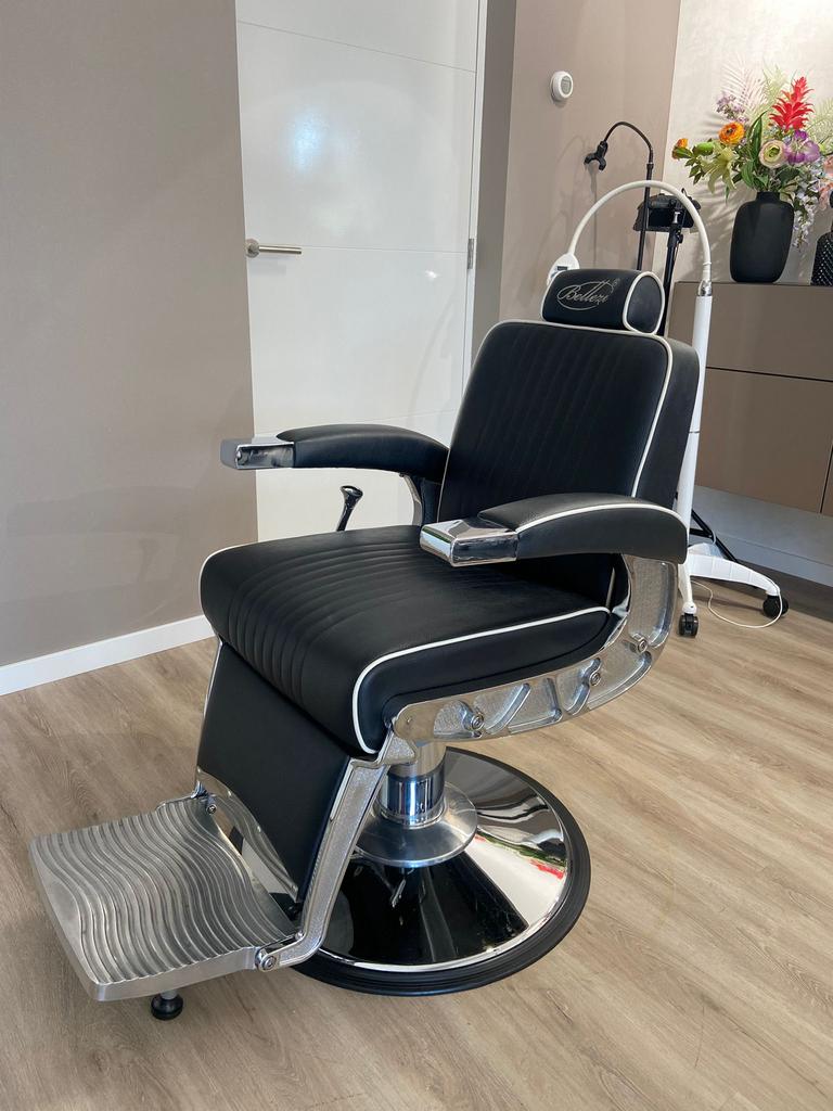 2 barberstoelen / wenkbrauw stoelen te koop Bellezi