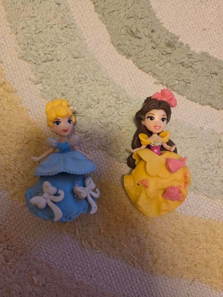 Set van disney prinsessen poppetjes: belle en assepoester., Ophalen of Verzenden, Assepoester of Belle, Zo goed als nieuw, Beeldje of Figuurtje