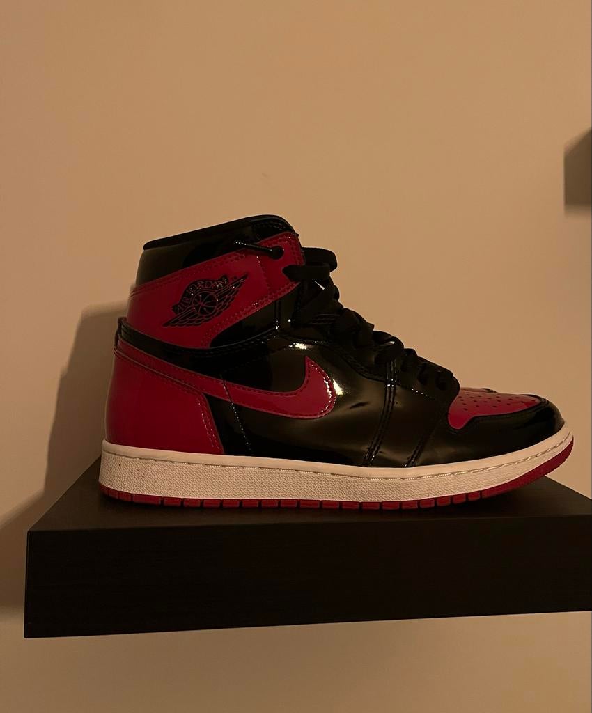 Jordan 1 High Patent Bred - Maat 42.5, Kleding | Heren, Schoenen, Ophalen of Verzenden, Zo goed als nieuw, Zwart, Sneakers of Gympen
